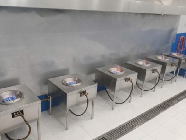 Instalasi kompor gas stainless steel untuk dapur komersial - Design Dapur Equipment