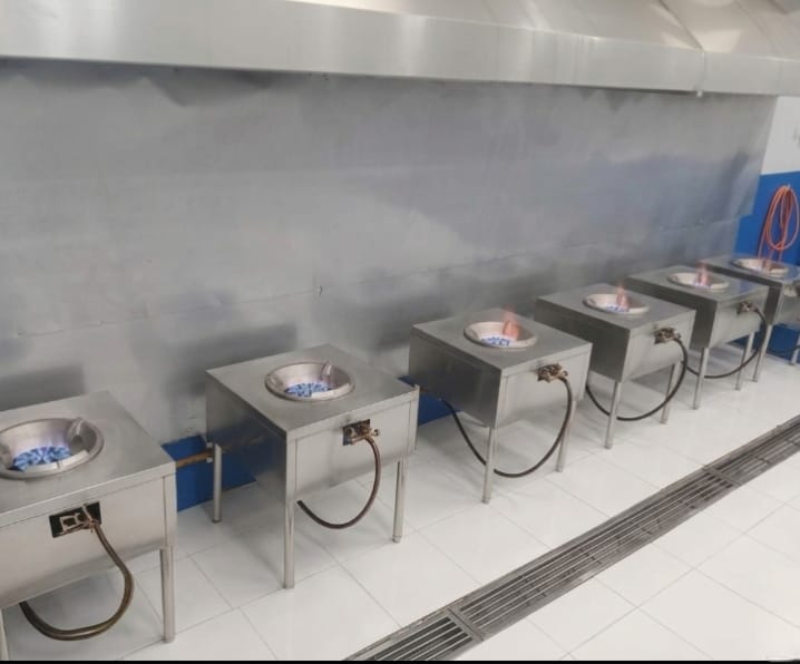 Instalasi kompor gas stainless steel untuk dapur komersial - Design Dapur Equipment